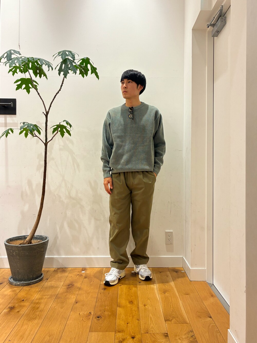 ベージュ系のその他パンツ、シルバー系のスニーカー、グリーン系のニット/セーターを着用したメンズの秋コーディネートの2枚目の写真