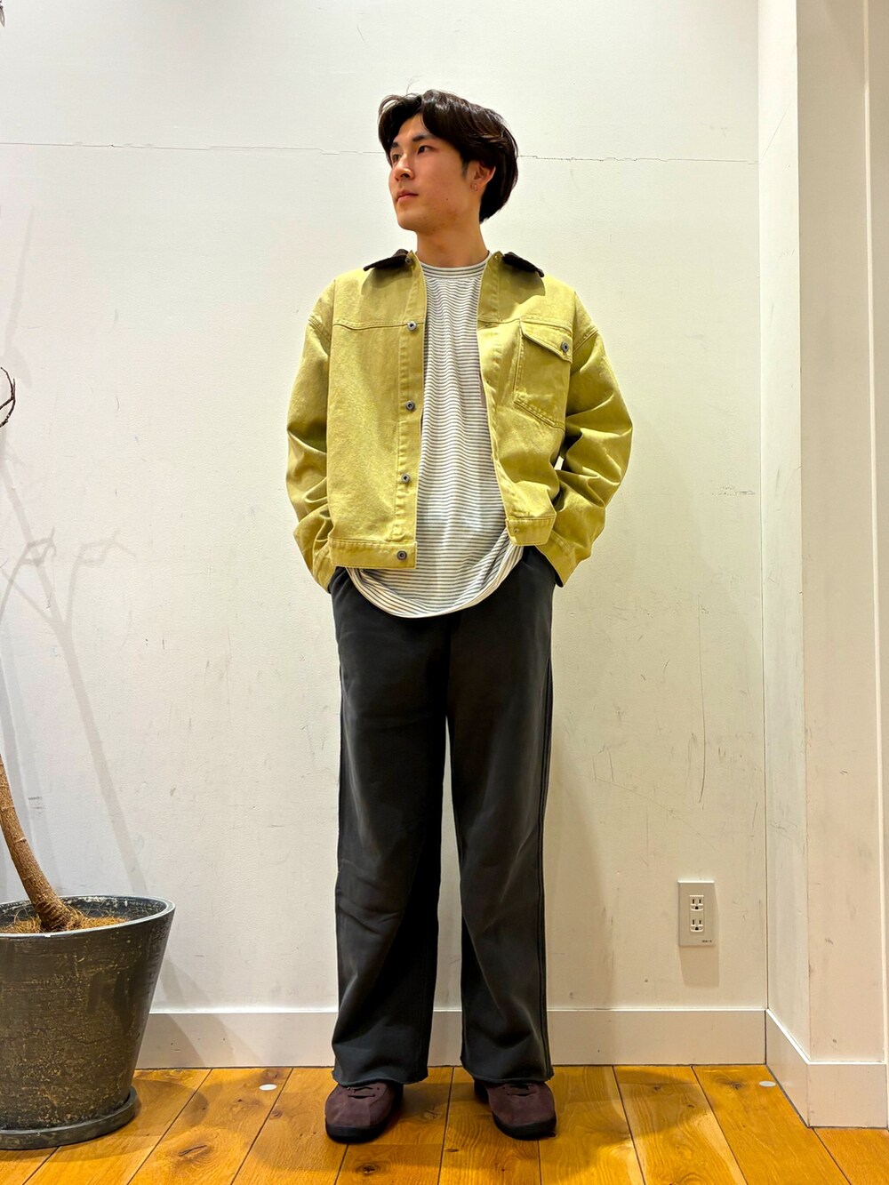 ブラウン系のスニーカー、ベージュ系のブルゾン、グレー系のその他パンツを着用したメンズの冬コーディネートの2枚目の写真