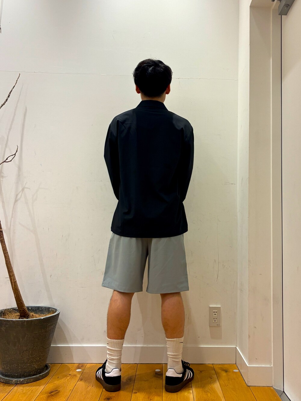 ブラック系のスニーカー、グリーン系のその他パンツ、ホワイト系のTシャツ/カットソーを着用したメンズの春コーディネートの4枚目の写真