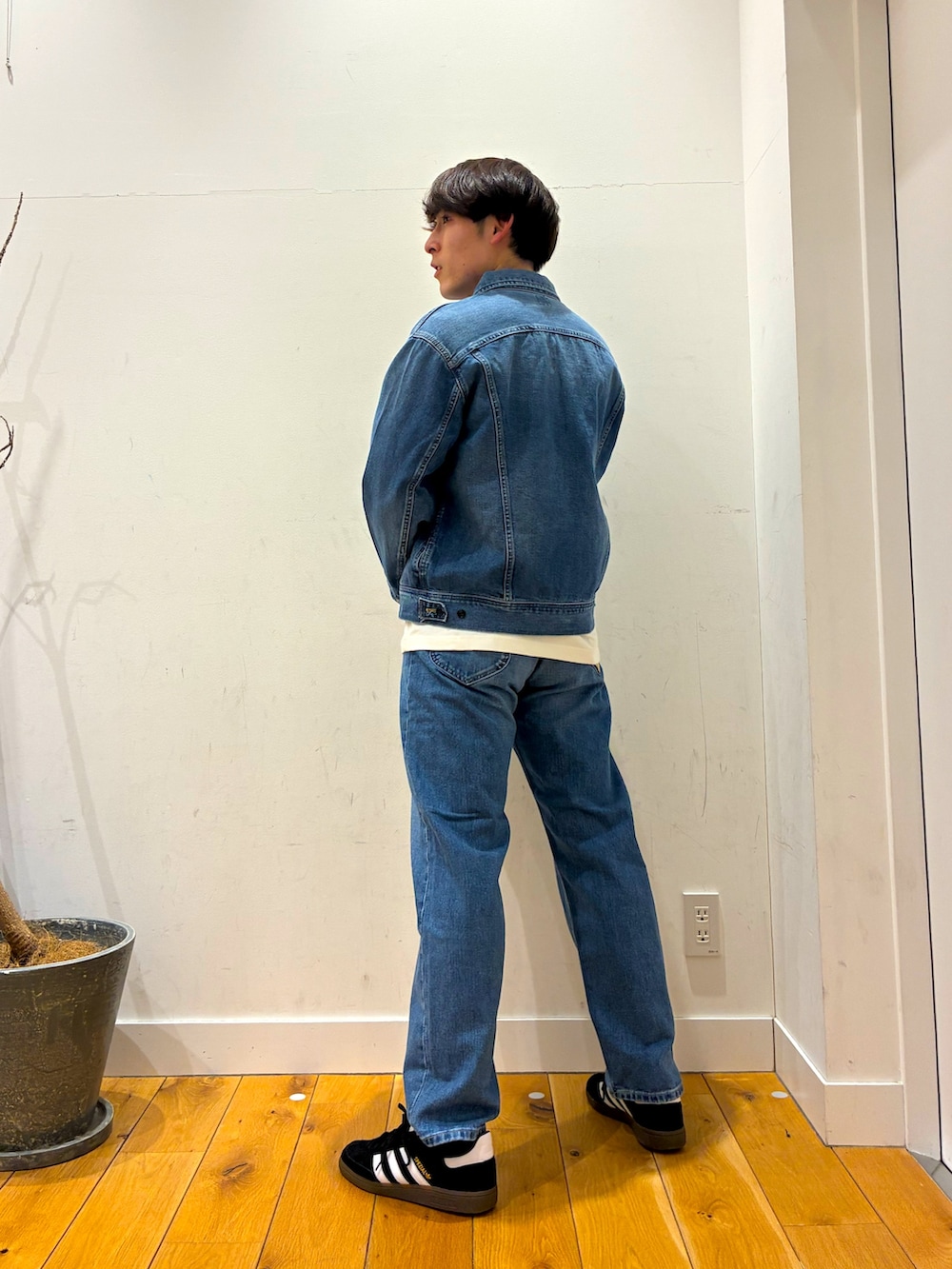 ブルー系のデニムジャケット、ブルー系のデニムパンツ、ホワイト系のTシャツ/カットソーを着用したメンズの冬コーディネートの2枚目の写真