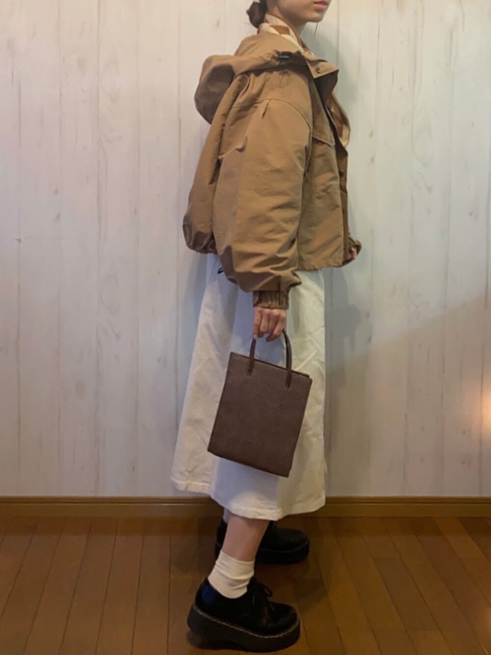 ブラウン系のその他アウター、ブラック系のブーツ、ベージュ系のスカートを着用したレディースの秋コーディネートの2枚目の写真