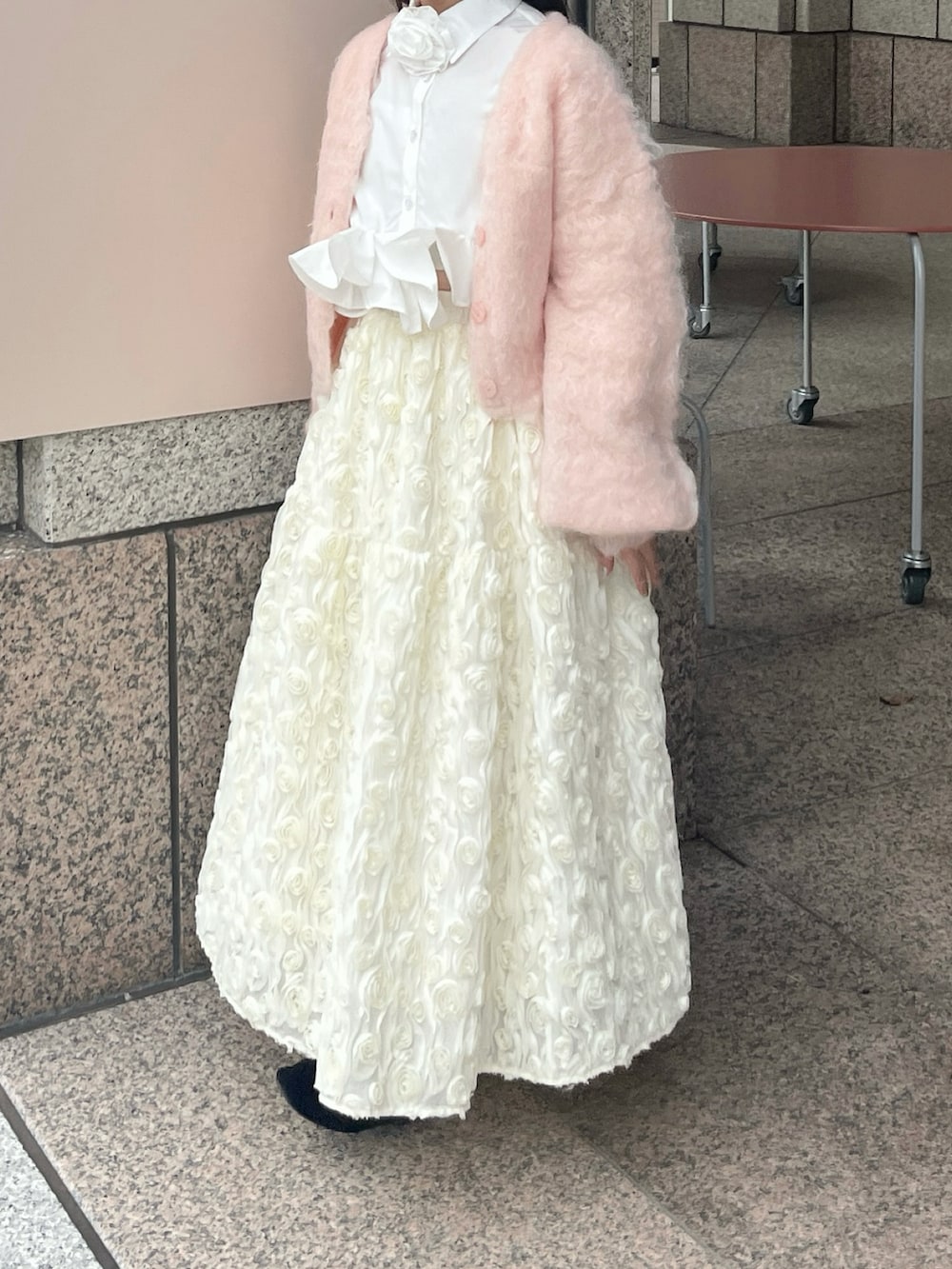 ホワイト系のスカート、ホワイト系のシャツ/ブラウス、ブラック系のパンプスを着用したレディースの秋コーディネートの3枚目の写真