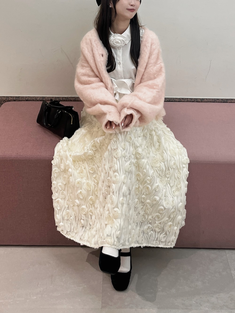 ホワイト系のスカート、ホワイト系のシャツ/ブラウス、ブラック系のパンプスを着用したレディースの秋コーディネートの2枚目の写真