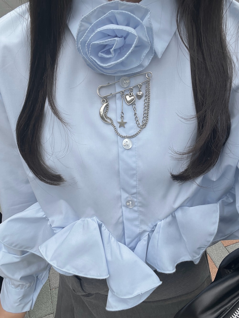 ブルー系のシャツ/ブラウス、グレー系のスカート、ブラック系のボストンバッグを着用したレディースの秋コーディネートの4枚目の写真