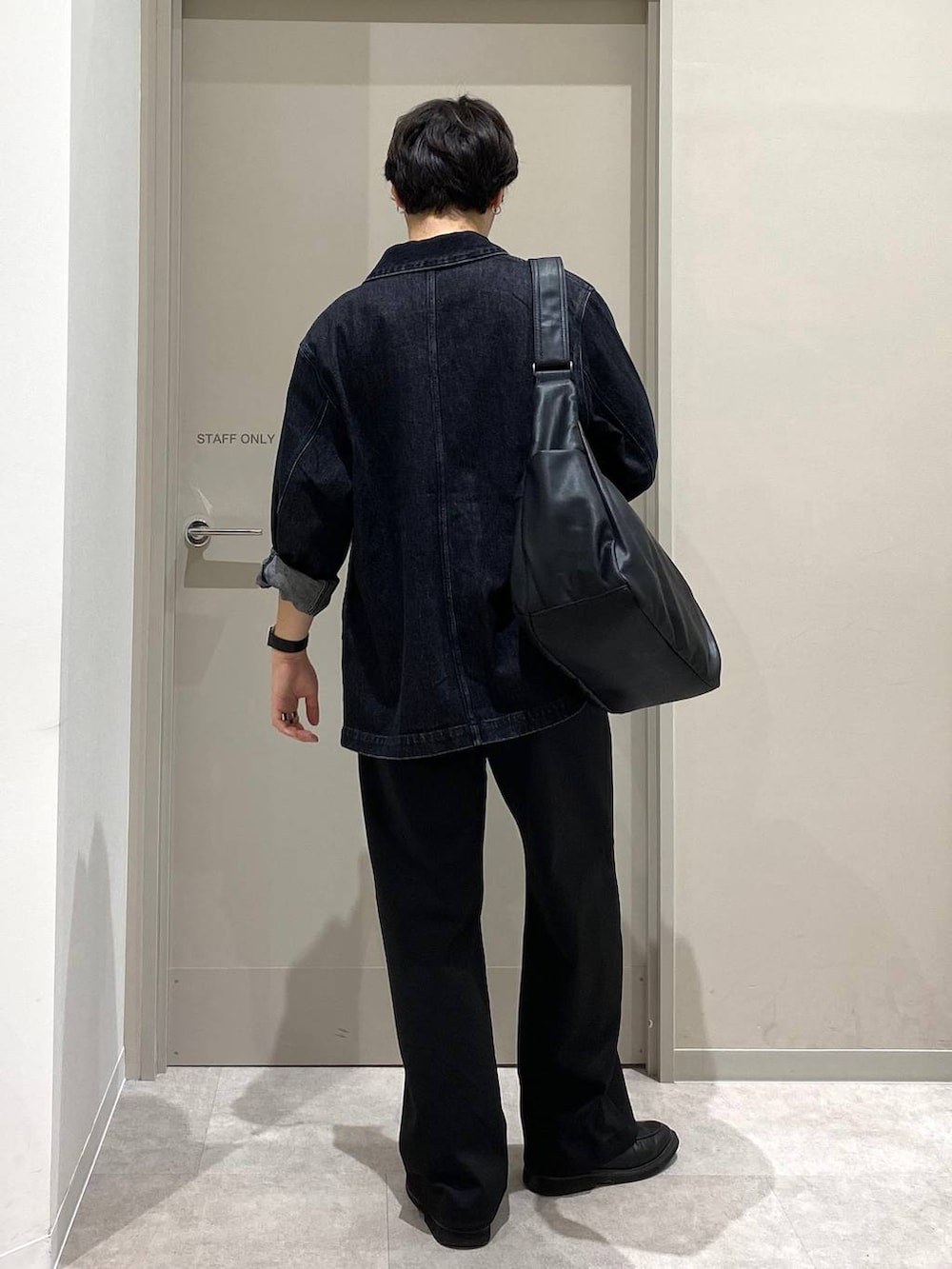 ブラック系のその他パンツ、ブラック系のショルダーバッグ、グレー系のその他シューズを着用したメンズの秋コーディネートの3枚目の写真