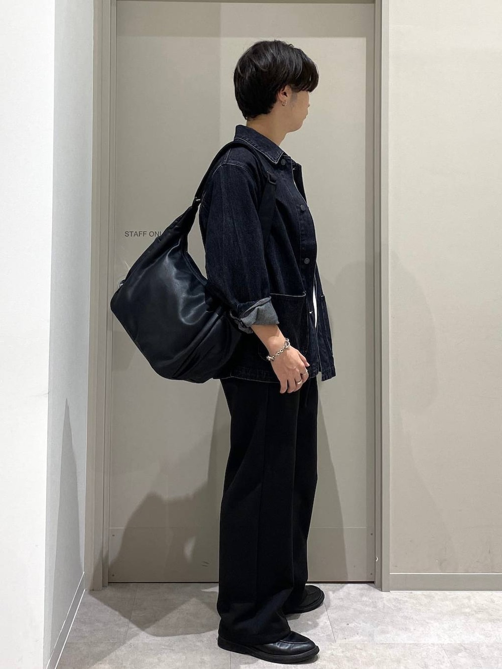 ブラック系のその他パンツ、ブラック系のショルダーバッグ、グレー系のその他シューズを着用したメンズの秋コーディネートの2枚目の写真
