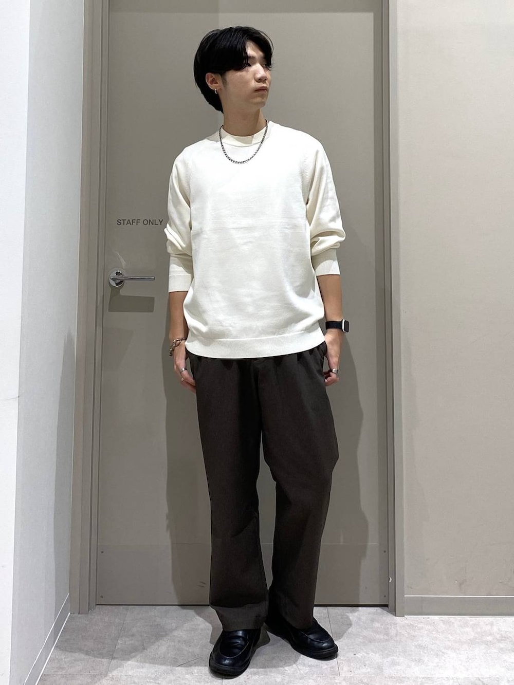 ブラック系のトートバッグ、ブラウン系のその他パンツ、グレー系のその他シューズを着用したメンズの秋コーディネートの2枚目の写真