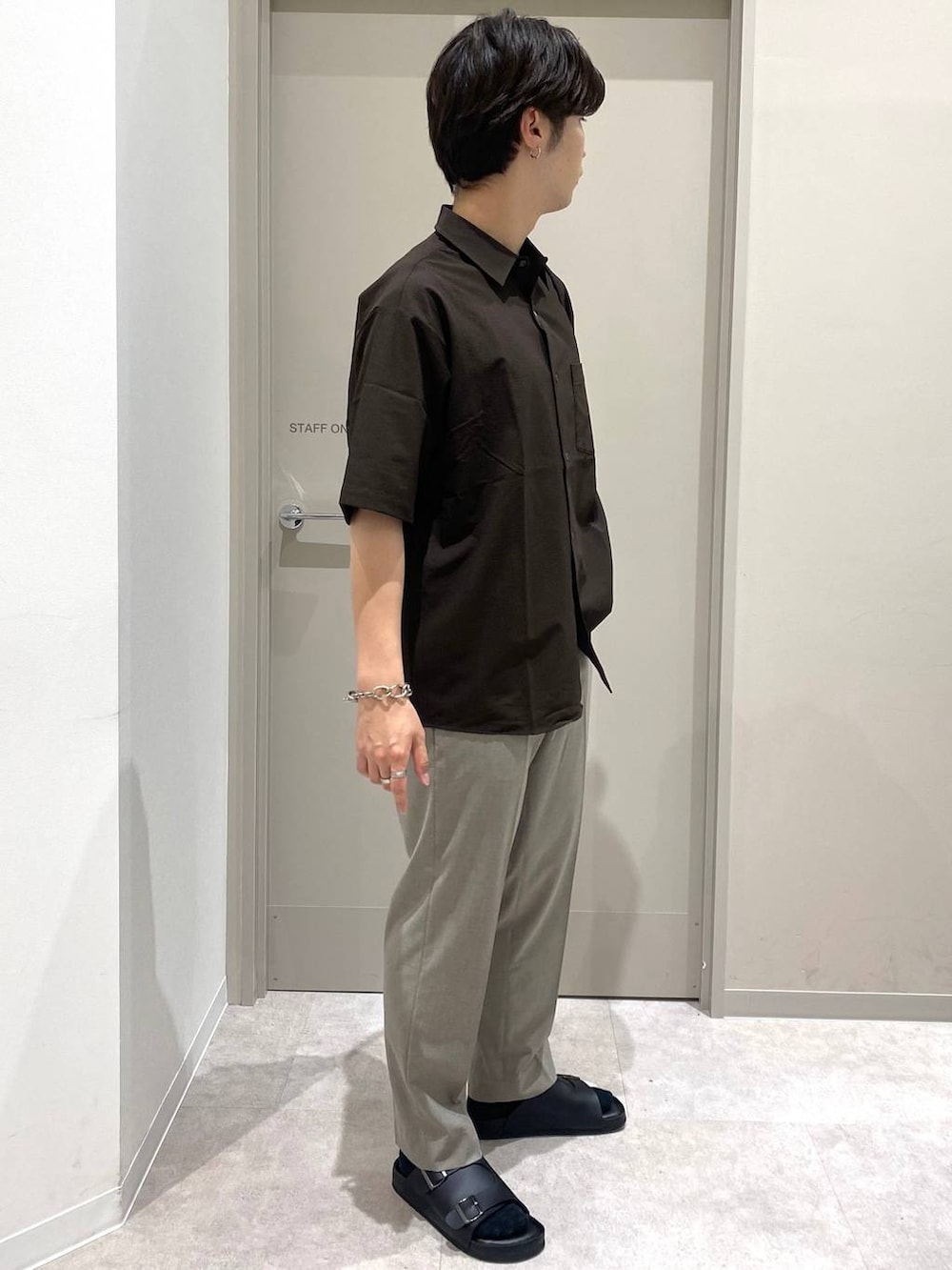 ブラウン系のスラックス、ブラウン系のシャツ/ブラウス、ブラック系のボディバッグ/ウエストポーチを着用したメンズの夏コーディネートの2枚目の写真