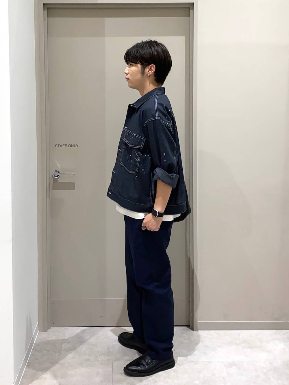 ブルー系のその他パンツ、ホワイト系のTシャツ/カットソー、グレー系のその他シューズを着用したメンズの夏コーディネートの2枚目の写真