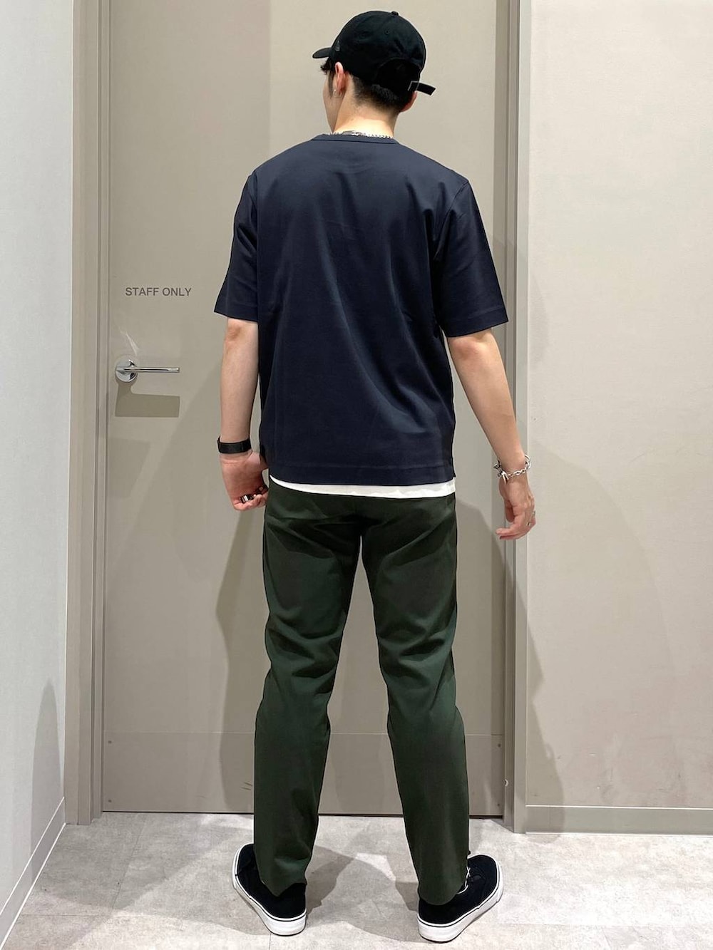 グリーン系のその他パンツ、グレー系のTシャツ/カットソー、ブラック系のスニーカーを着用したメンズの夏コーディネートの3枚目の写真