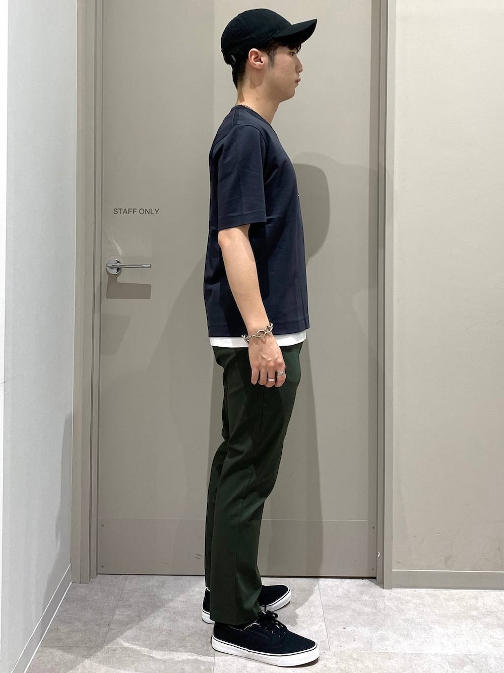 グリーン系のその他パンツ、グレー系のTシャツ/カットソー、ブラック系のスニーカーを着用したメンズの夏コーディネートの2枚目の写真