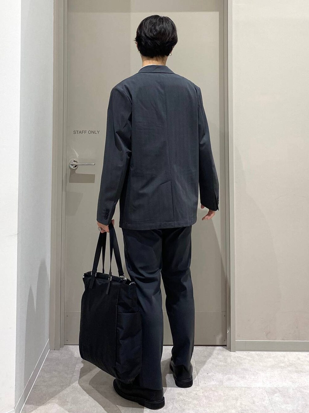 グレー系のその他パンツ、グレー系のその他シューズ、グレー系のテーラードジャケットを着用したメンズの秋コーディネートの3枚目の写真