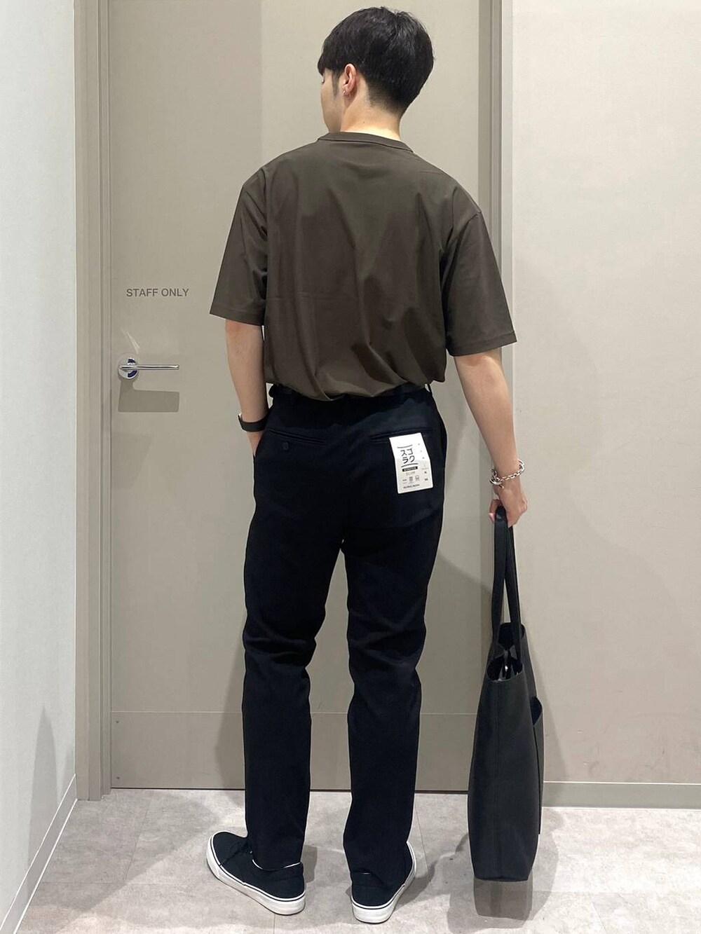 ブラック系のその他パンツ、ブラック系のトートバッグ、ブラック系のスニーカーを着用したメンズの夏コーディネートの3枚目の写真
