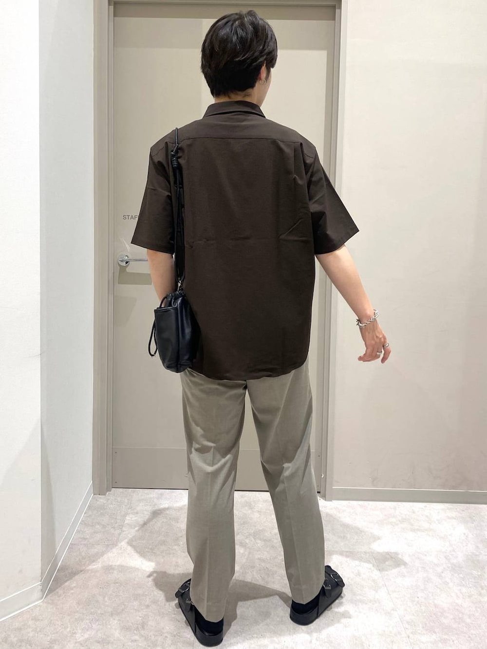 ブラウン系のスラックス、ブラウン系のシャツ/ブラウス、ブラック系のボディバッグ/ウエストポーチを着用したメンズの夏コーディネートの3枚目の写真