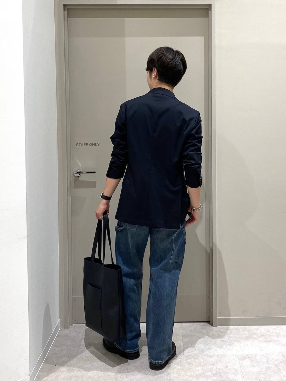 ブルー系のテーラードジャケット、ブラック系のトートバッグ、ホワイト系のTシャツ/カットソーを着用したメンズの夏コーディネートの3枚目の写真