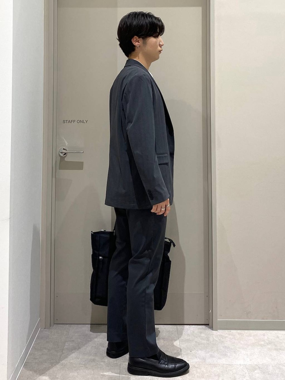 グレー系のその他パンツ、グレー系のその他シューズ、グレー系のテーラードジャケットを着用したメンズの秋コーディネートの2枚目の写真