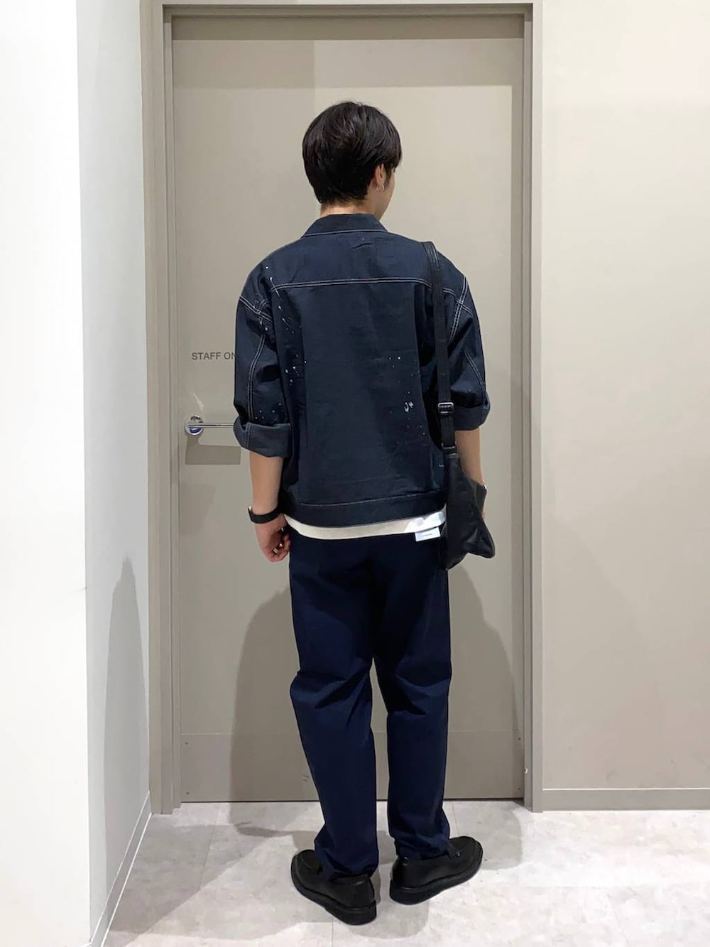 ブルー系のその他パンツ、ホワイト系のTシャツ/カットソー、グレー系のその他シューズを着用したメンズの夏コーディネートの3枚目の写真
