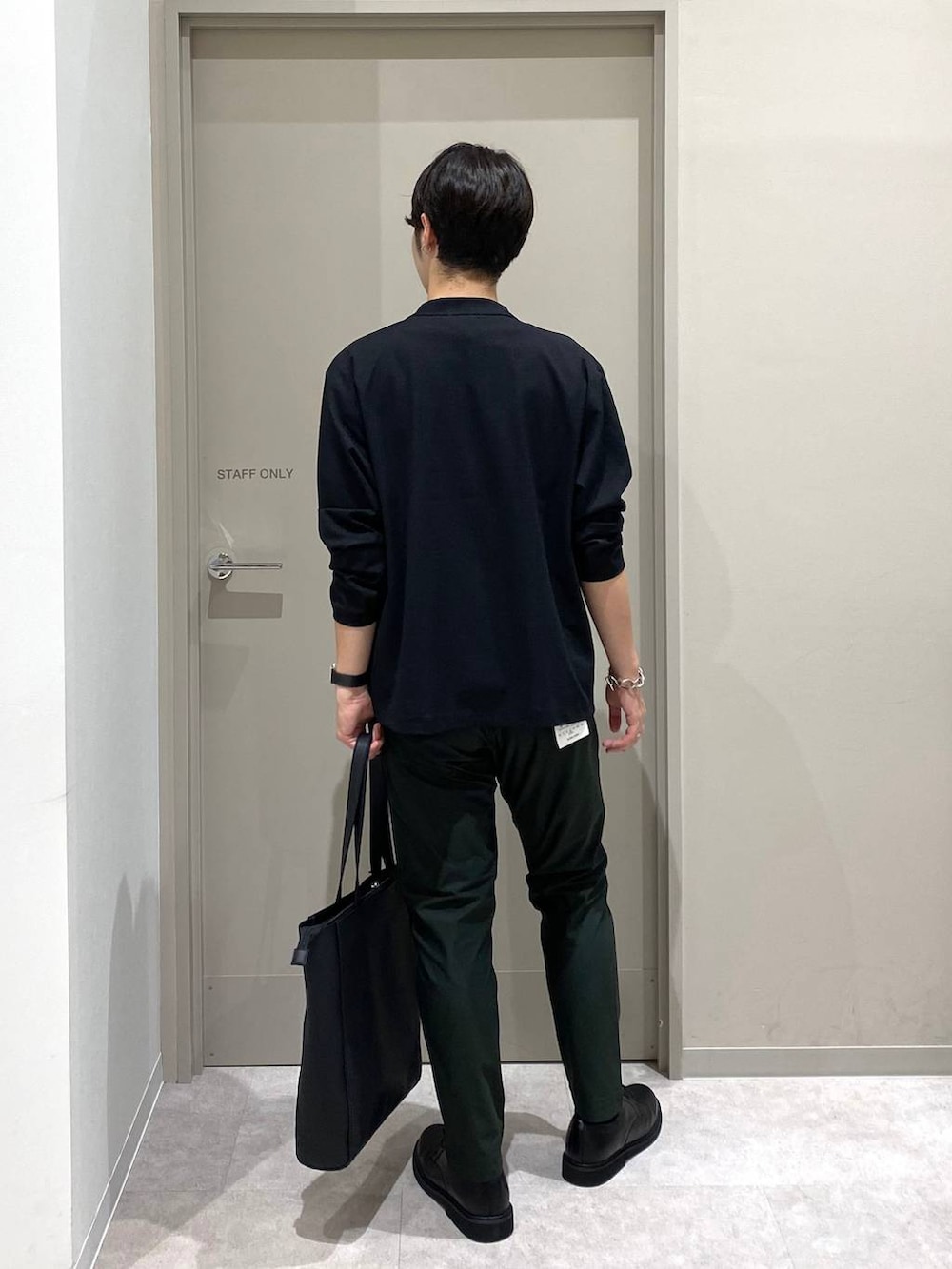 ブラック系のカーディガン/ボレロ、ブラック系のトートバッグ、グリーン系のその他パンツを着用したメンズの夏コーディネートの3枚目の写真