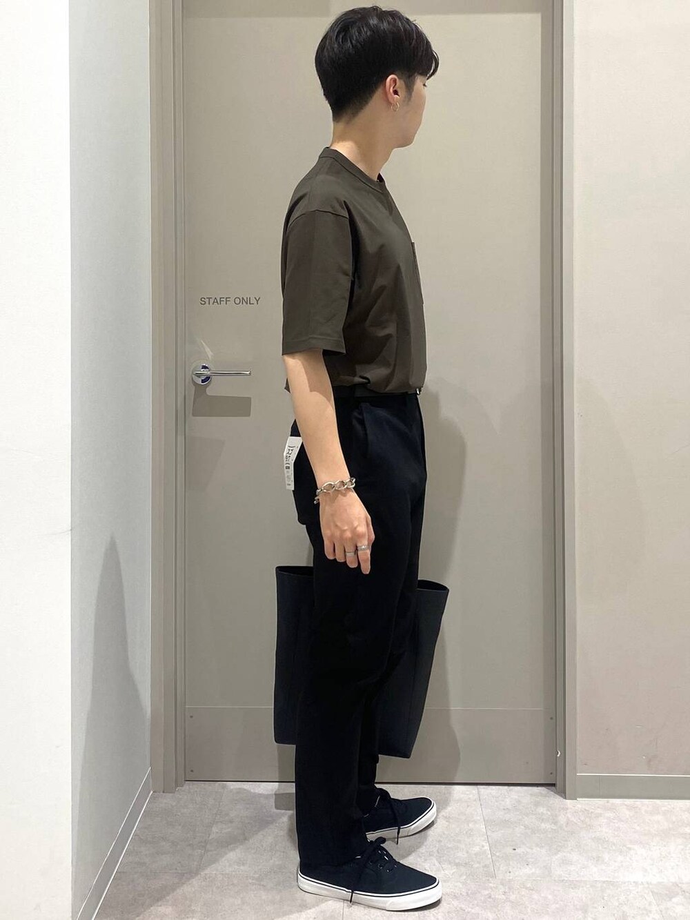 ブラック系のその他パンツ、ブラック系のトートバッグ、ブラック系のスニーカーを着用したメンズの夏コーディネートの2枚目の写真