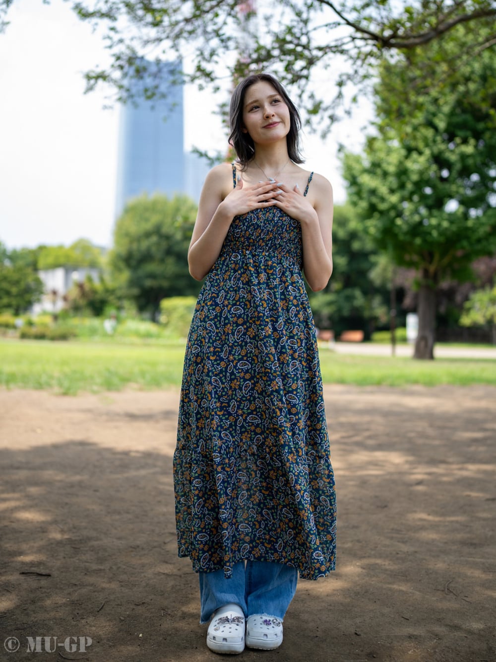 ホワイト系のサンダル、その他のワンピース、ブルー系のデニムパンツを着用したレディースの夏コーディネートの2枚目の写真