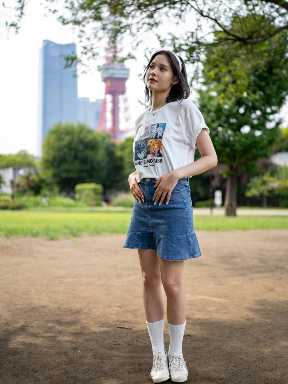 ホワイト系のシューズを着用したレディースの秋コーディネートの2枚目の写真