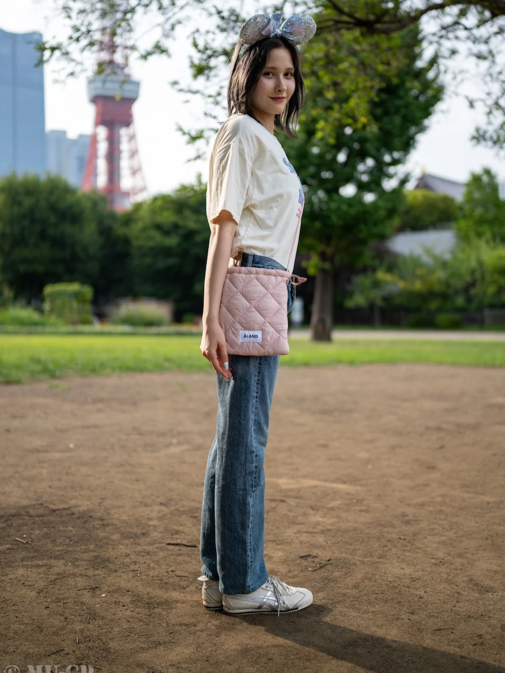 ホワイト系のTシャツ/カットソー、ホワイト系のショルダーバッグ、ブルー系のデニムパンツを着用したレディースの夏コーディネートの2枚目の写真