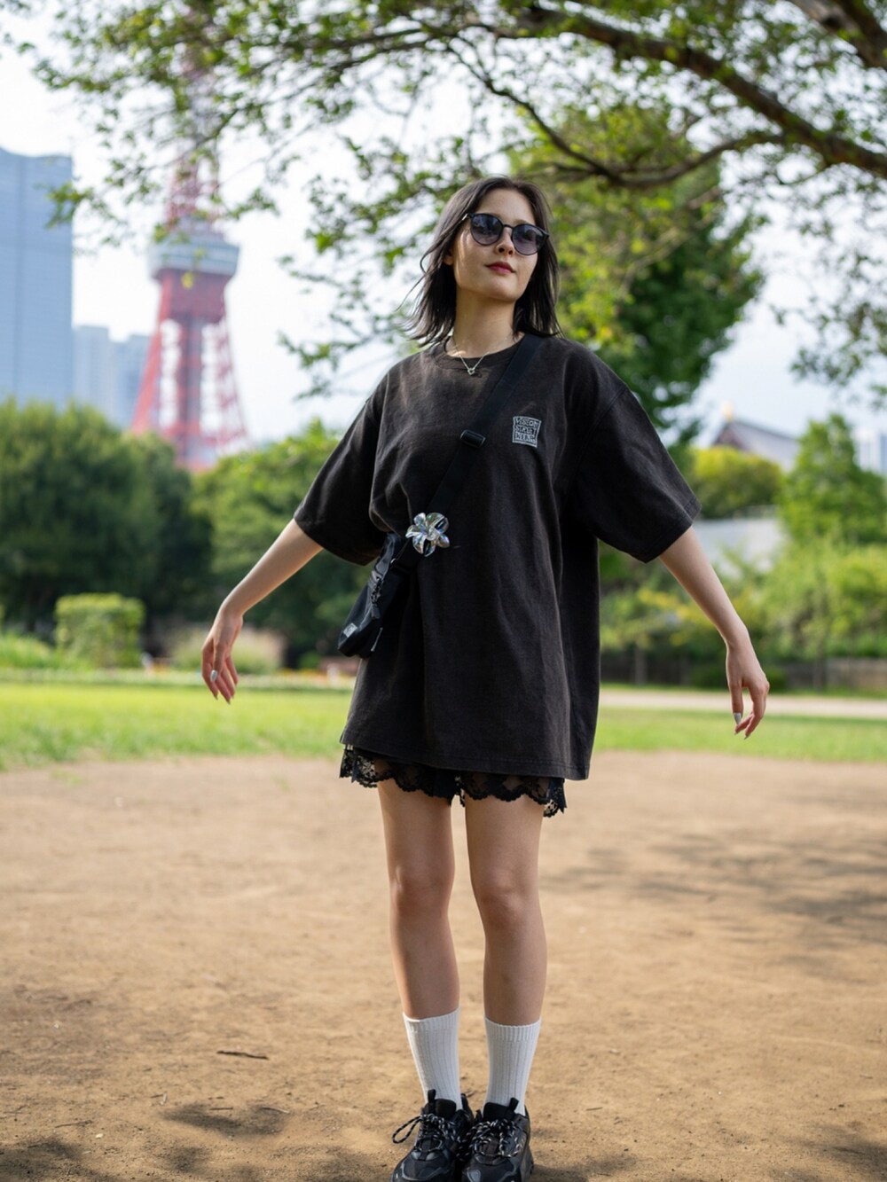 ブラック系のTシャツ/カットソー、ブラック系のスカートを着用したレディースの秋コーディネートの2枚目の写真