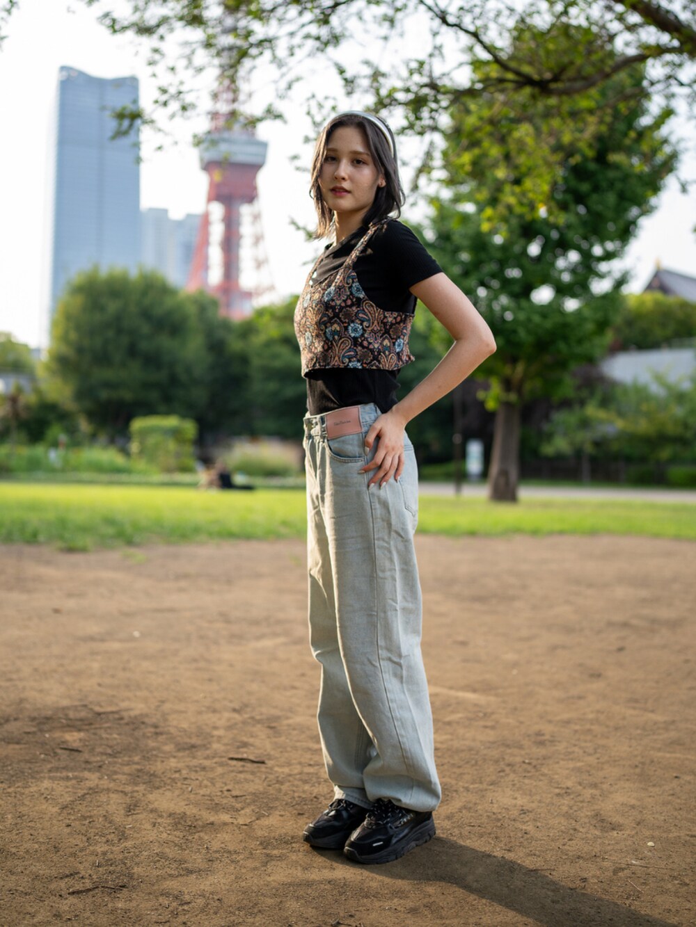 ブラック系のスニーカーを着用したレディースの秋コーディネートの2枚目の写真