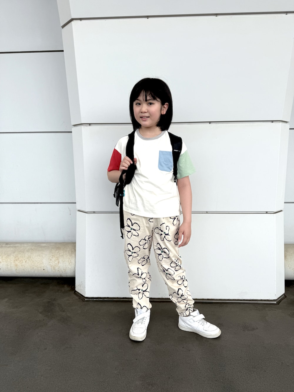 「春夏コーデ、こどもコーデ、男の子、ジェンダーレス、休日スタイル」｜「devirockの【DANCE】ミッドカットスニーカー（クッションインソール付き）（スニーカー、ホワイト系）」を使った、sskさん（キッズ・138cm）の春コーディネートの2枚目の写真