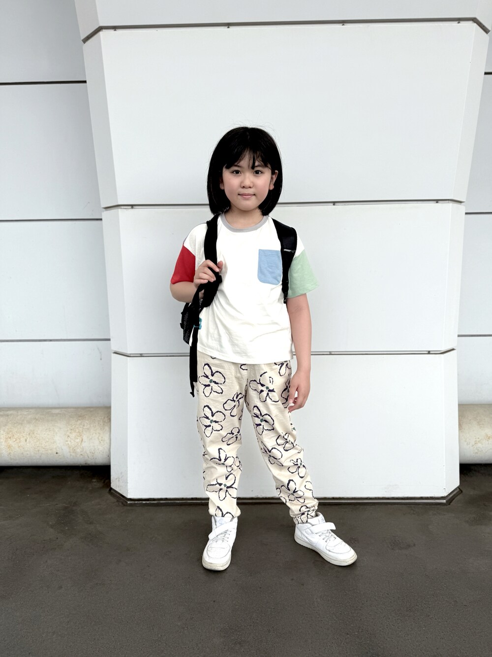 「春夏コーデ、こどもコーデ、男の子、ジェンダーレス、休日スタイル」｜「devirockの【DANCE】ミッドカットスニーカー（クッションインソール付き）（スニーカー、ホワイト系）」を使った、sskさん（キッズ・138cm）の春コーディネートの3枚目の写真