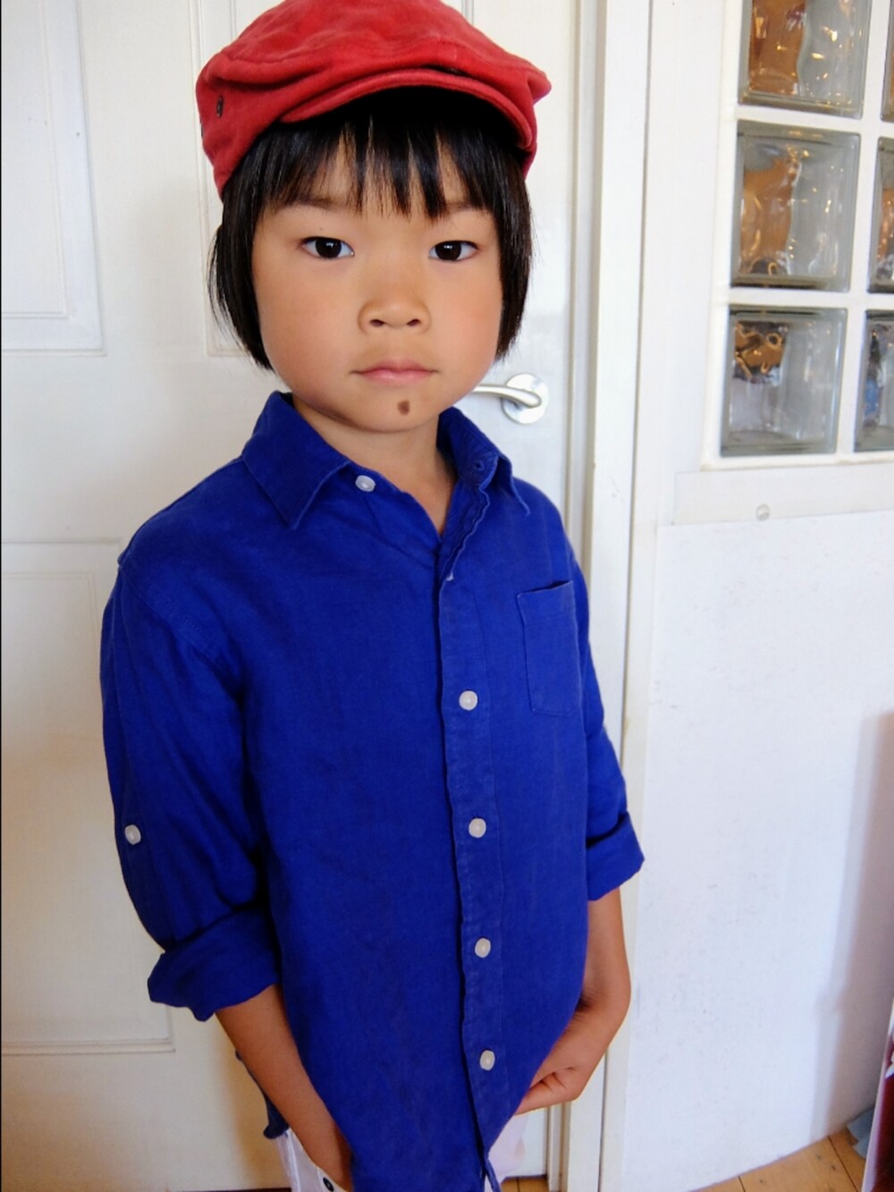 ブルー系のシャツ/ブラウス、ホワイト系のデニムパンツ、ブルー系のローファーを着用したキッズの夏コーディネートの3枚目の写真