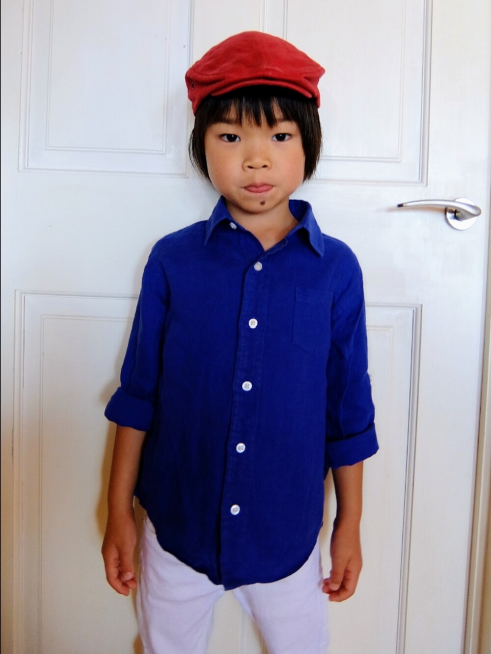 ブルー系のシャツ/ブラウス、ホワイト系のデニムパンツ、ブルー系のローファーを着用したキッズの夏コーディネートの2枚目の写真