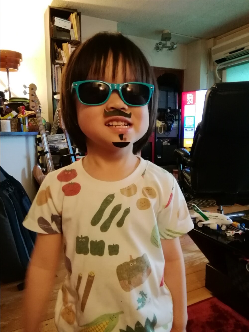 ベージュ系の財布/小物、ベージュ系の財布/小物を着用したキッズの夏コーディネートの2枚目の写真