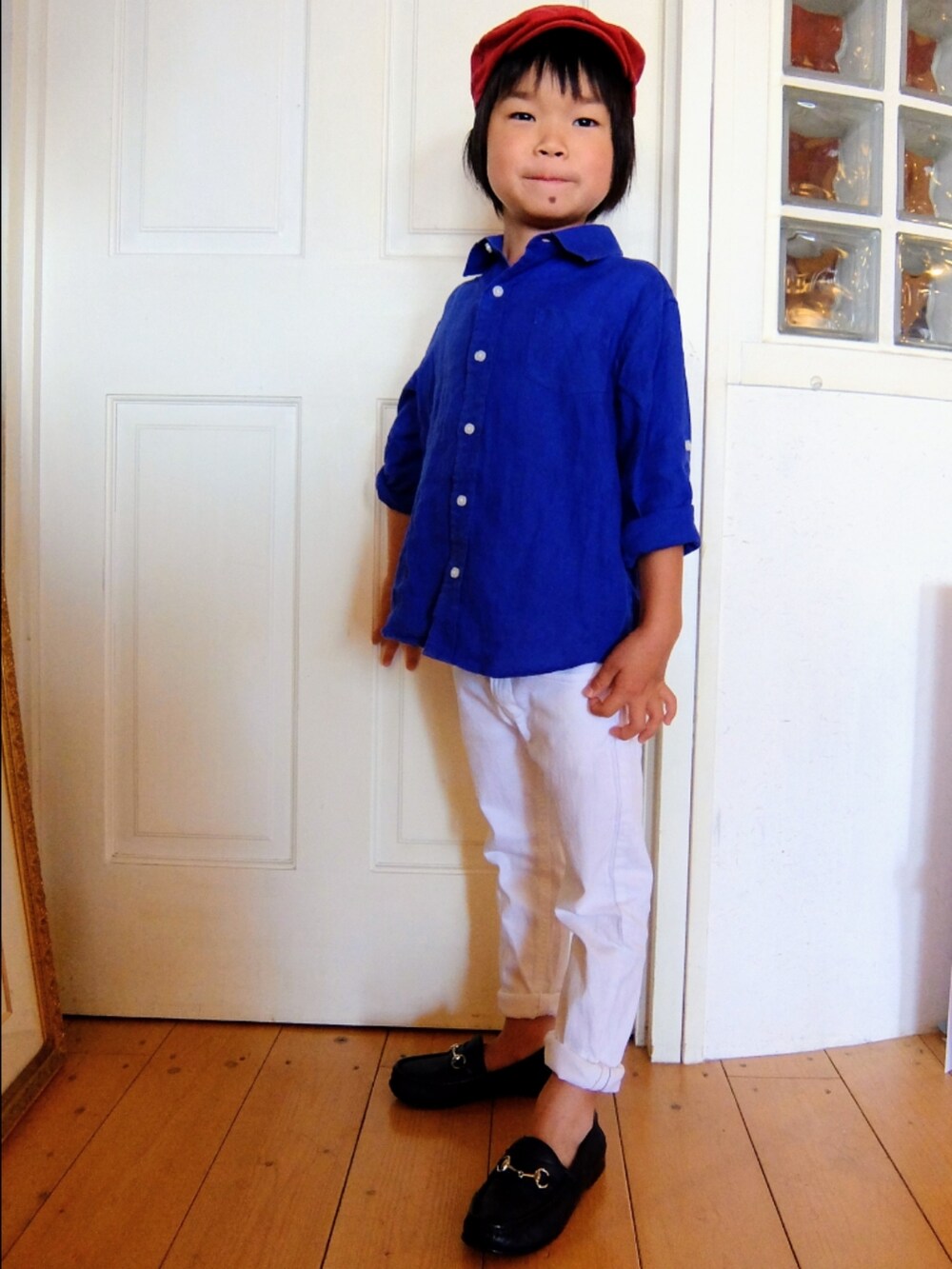 ブルー系のシャツ/ブラウス、ホワイト系のデニムパンツ、ブルー系のローファーを着用したキッズの夏コーディネートの4枚目の写真