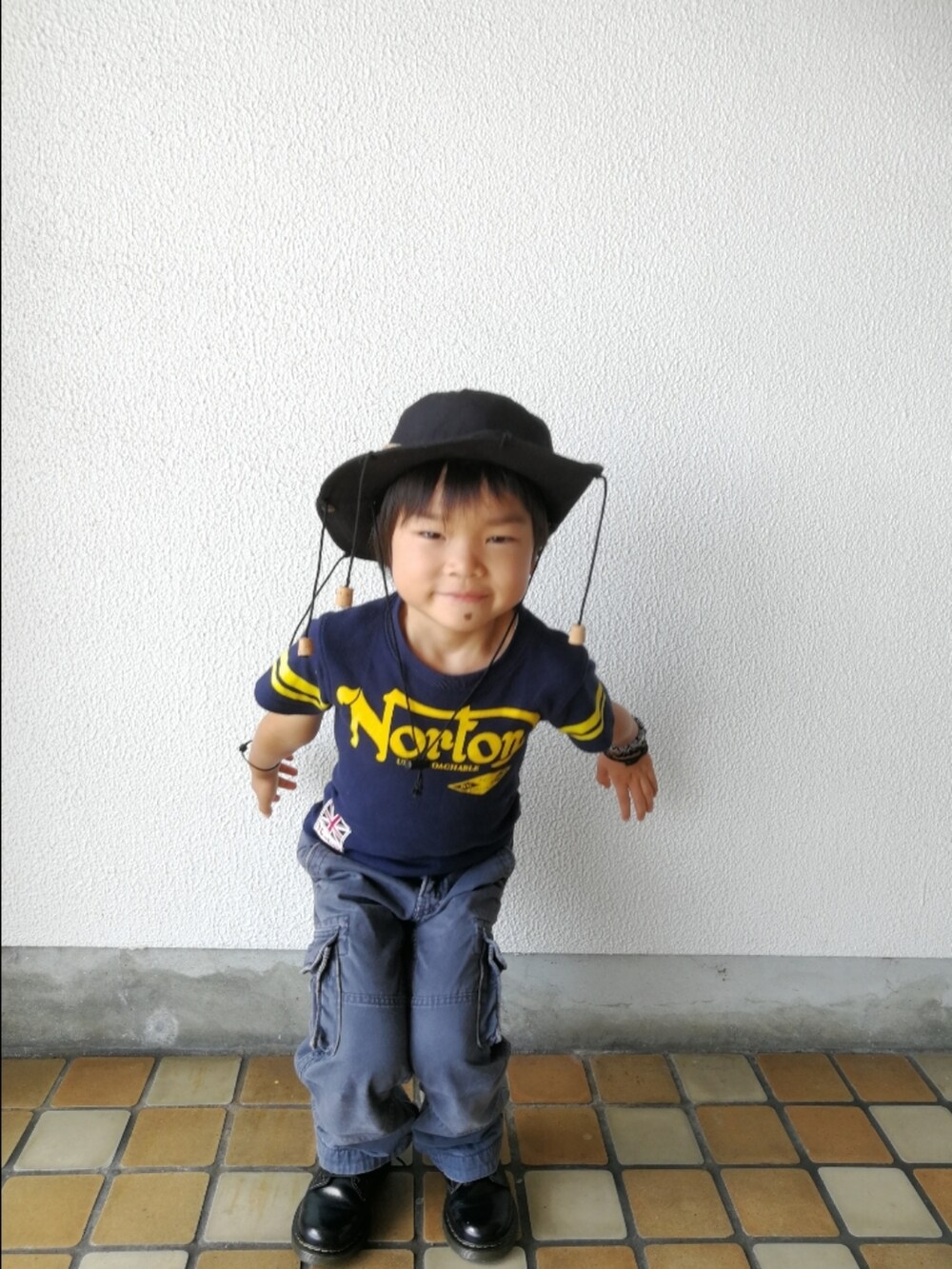ブルー系のTシャツ/カットソー、グレー系のカーゴパンツ、ブラック系のローファーを着用したキッズの夏コーディネートの3枚目の写真
