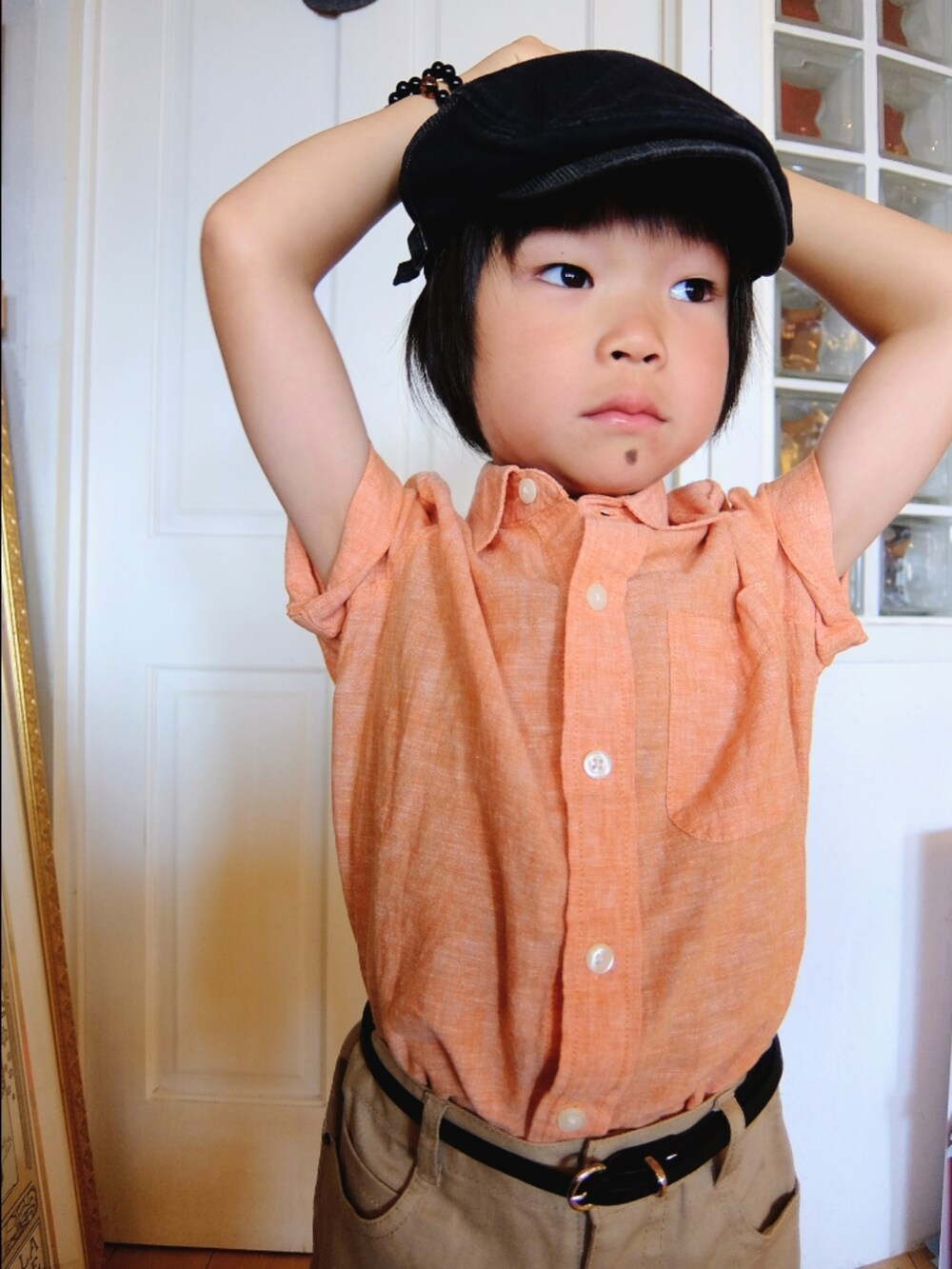 オレンジ系のシャツ/ブラウス、ブルー系のローファー、グレー系のハンチング/ベレー帽を着用したキッズの夏コーディネートの4枚目の写真