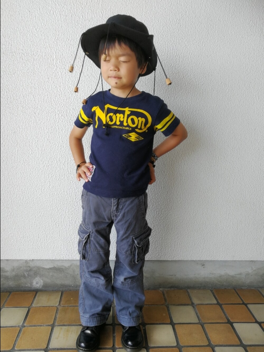 ブルー系のTシャツ/カットソー、グレー系のカーゴパンツ、ブラック系のローファーを着用したキッズの夏コーディネートの2枚目の写真