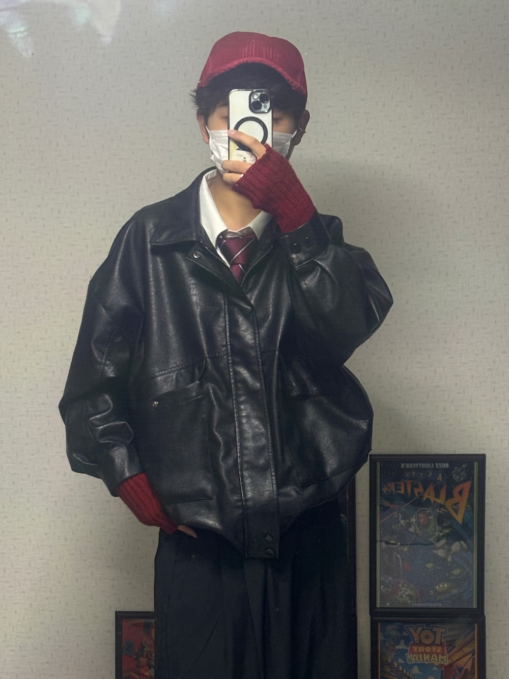 ブラック系のその他パンツ、ブラック系のブルゾン、レッド系のネクタイを着用したメンズの春コーディネートの2枚目の写真