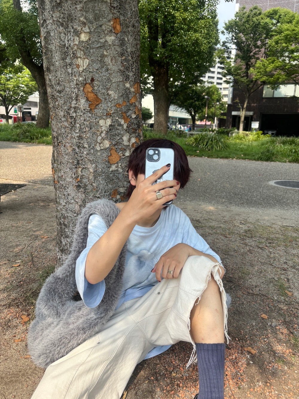 ブラック系のドレスシューズ、ベージュ系のデニムパンツ、グレー系のショルダーバッグを着用したメンズの夏コーディネートの3枚目の写真