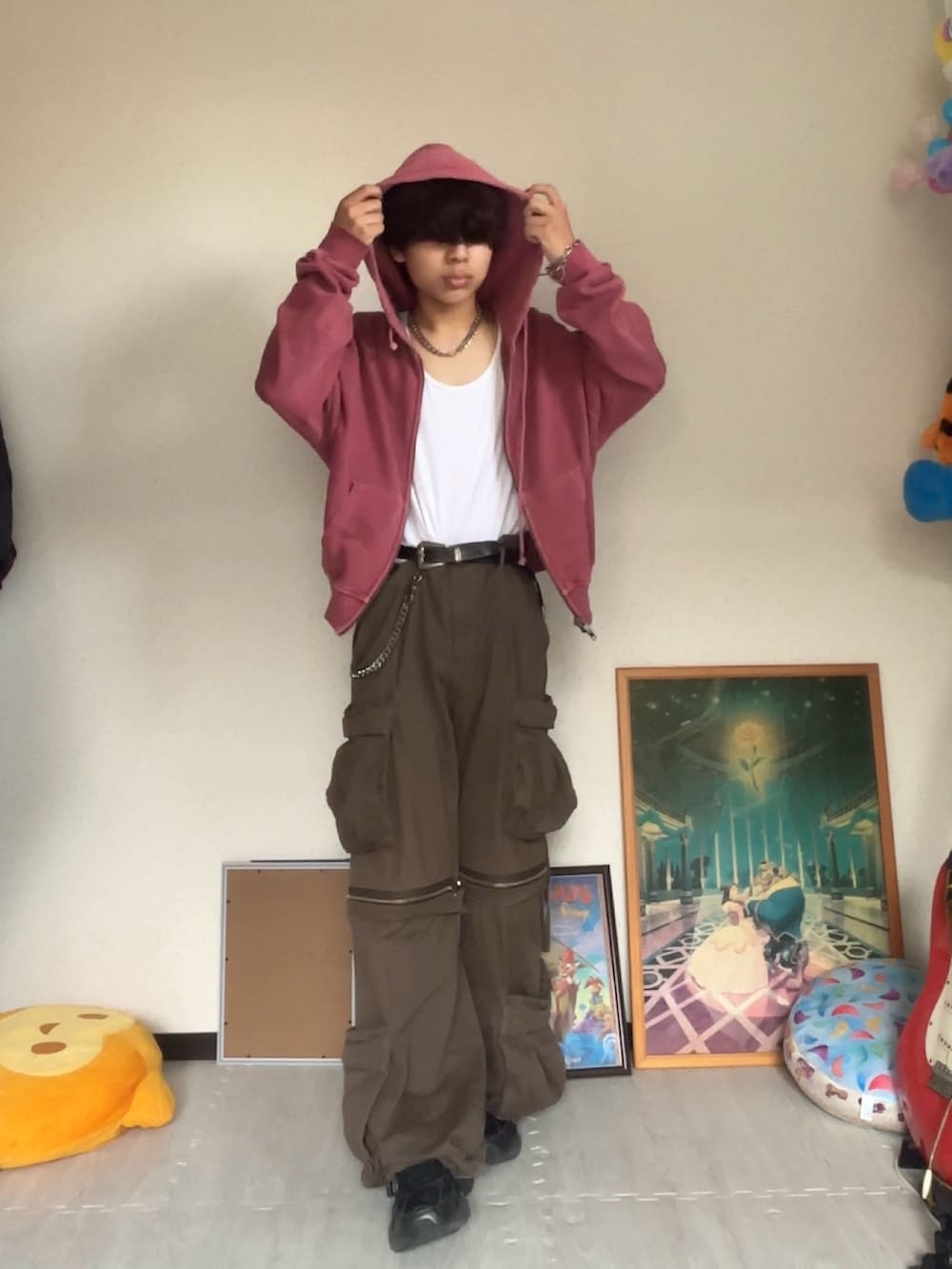 ブラック系のスニーカー、グリーン系のカーゴパンツ、レッド系のパーカーを着用したメンズの夏コーディネートの2枚目の写真