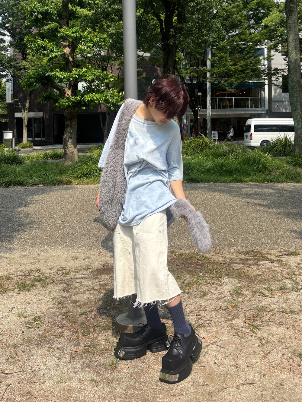 ブラック系のドレスシューズ、ベージュ系のデニムパンツ、グレー系のショルダーバッグを着用したメンズの夏コーディネートの2枚目の写真