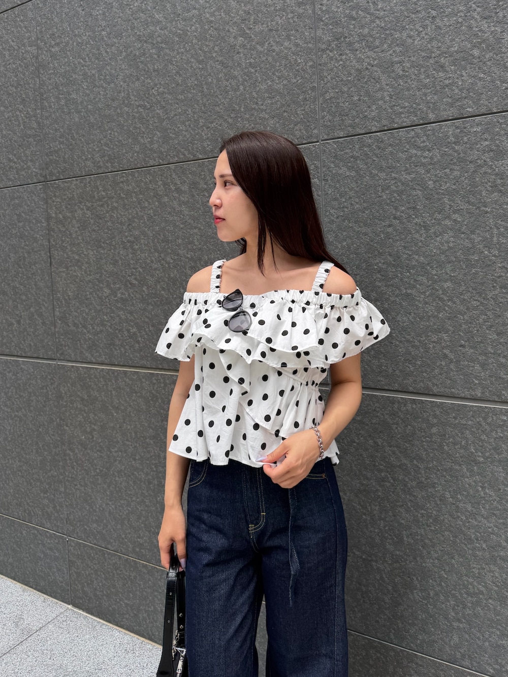 ブルー系のデニムパンツ、その他のシャツ/ブラウス、ブラック系のハンドバッグを着用したレディースの夏コーディネートの7枚目の写真