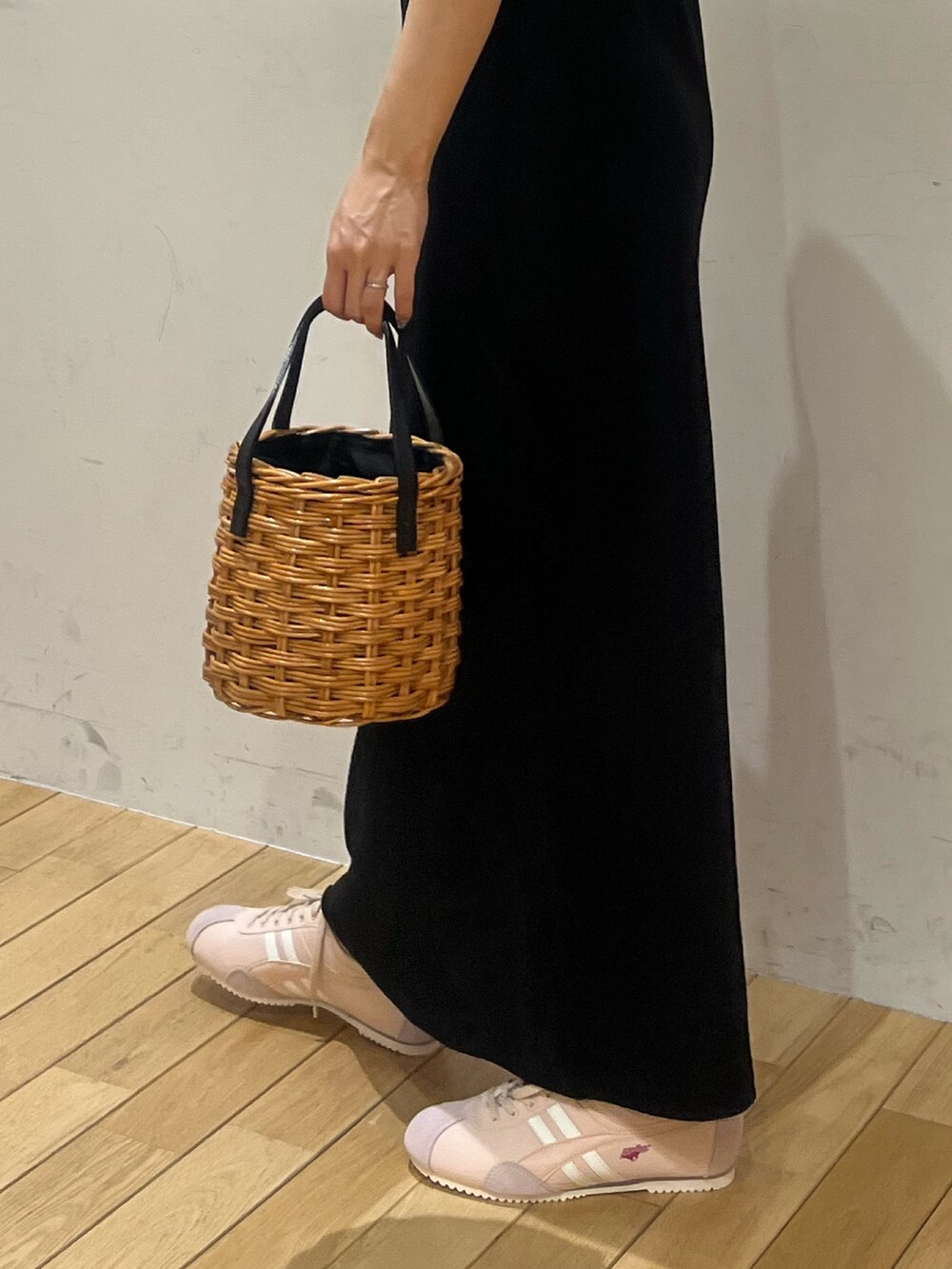 ブラック系のワンピース、ピンク系のスニーカー、ブラウン系のハンドバッグを着用したレディースの夏コーディネートの7枚目の写真