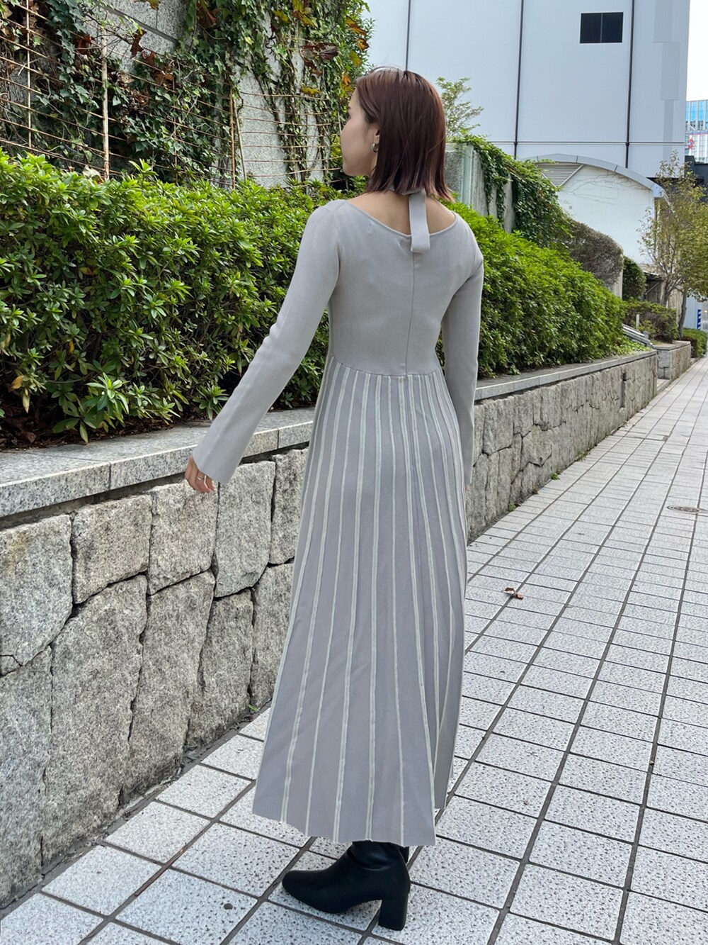 グレー系のワンピースを着用したレディースの秋コーディネートの3枚目の写真