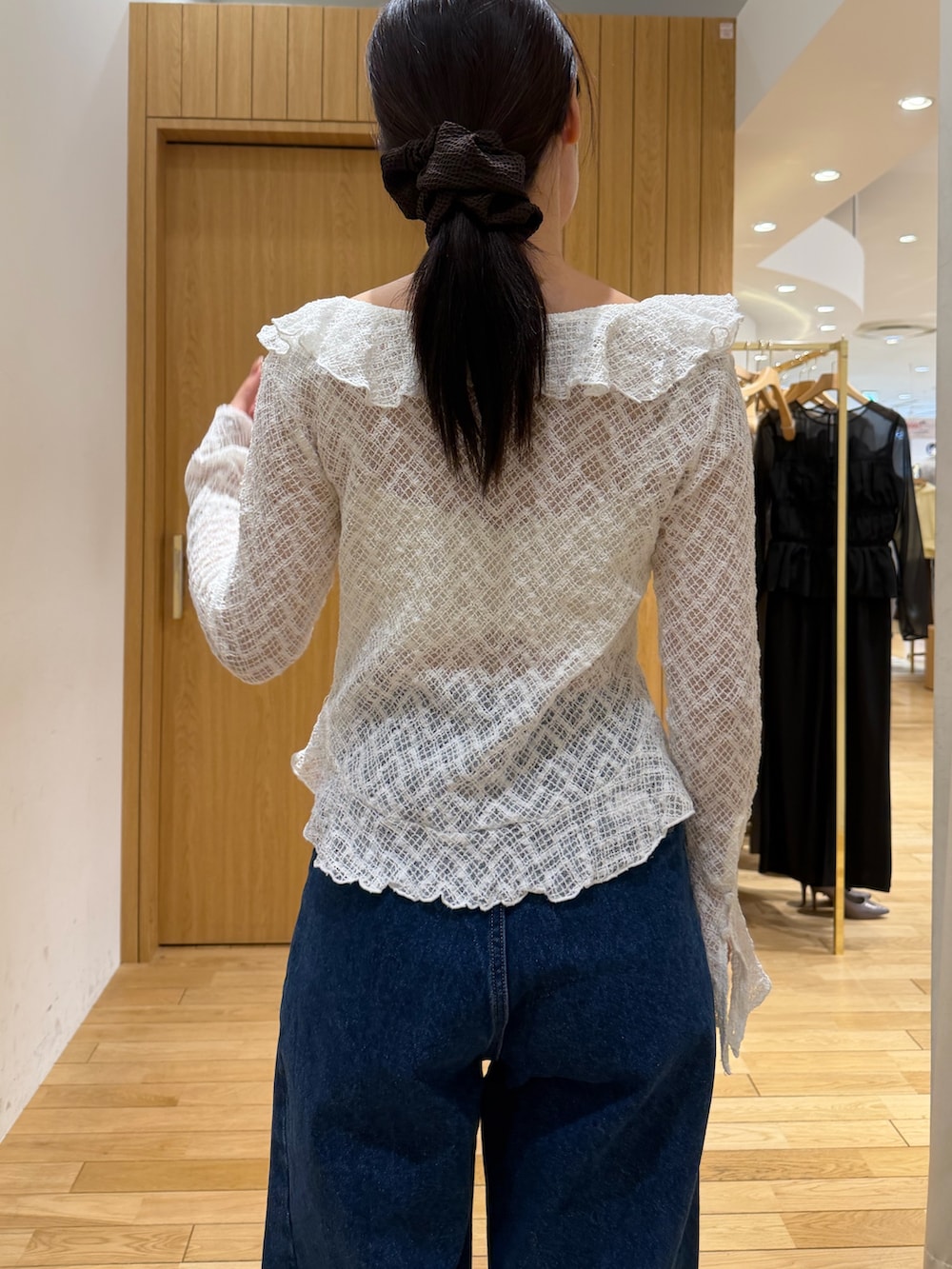 ブラック系のサンダル、ホワイト系のシャツ/ブラウス、ブルー系のデニムパンツを着用したレディースの冬コーディネートの4枚目の写真