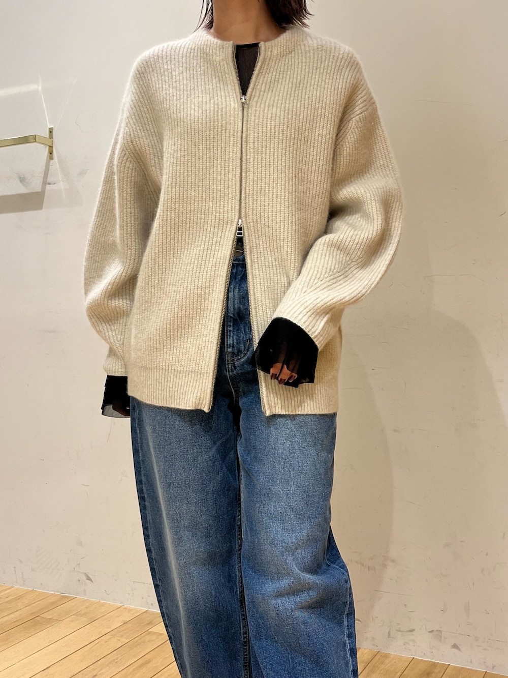 シルバー系のブーツ、ブルー系のデニムパンツ、ブラック系のTシャツ/カットソーを着用したレディースの秋コーディネートの4枚目の写真