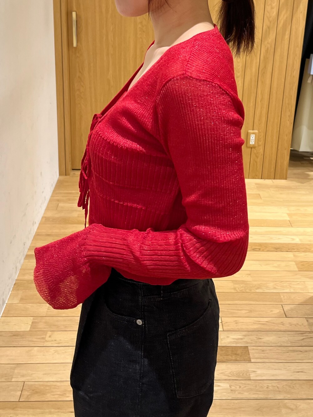 ブラウン系のパンプス、ブラウン系のボストンバッグ、ブラック系のデニムパンツを着用したレディースの夏コーディネートの5枚目の写真