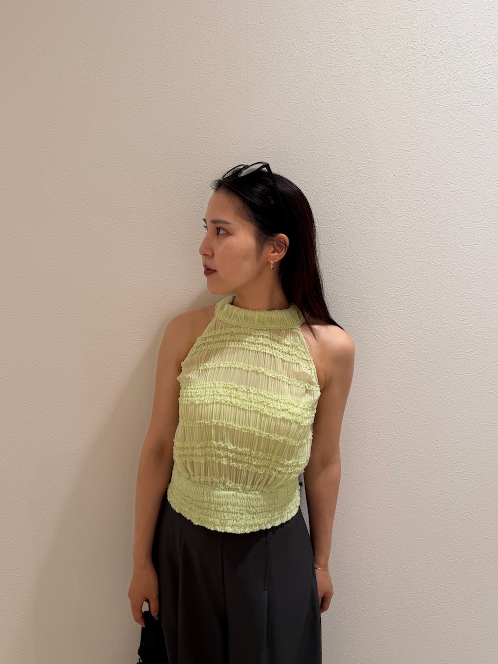 グレー系のその他パンツ、グリーン系のシャツ/ブラウス、ブラック系のハンドバッグを着用したレディースの夏コーディネートの5枚目の写真