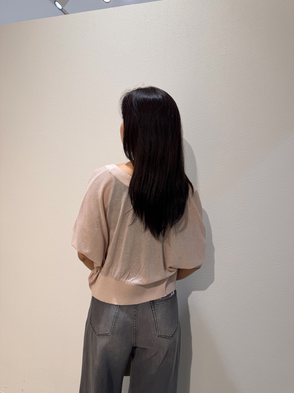 ブラック系のパンプス、ブラウン系のハンドバッグ、ブラック系のタンクトップを着用したレディースの夏コーディネートの6枚目の写真