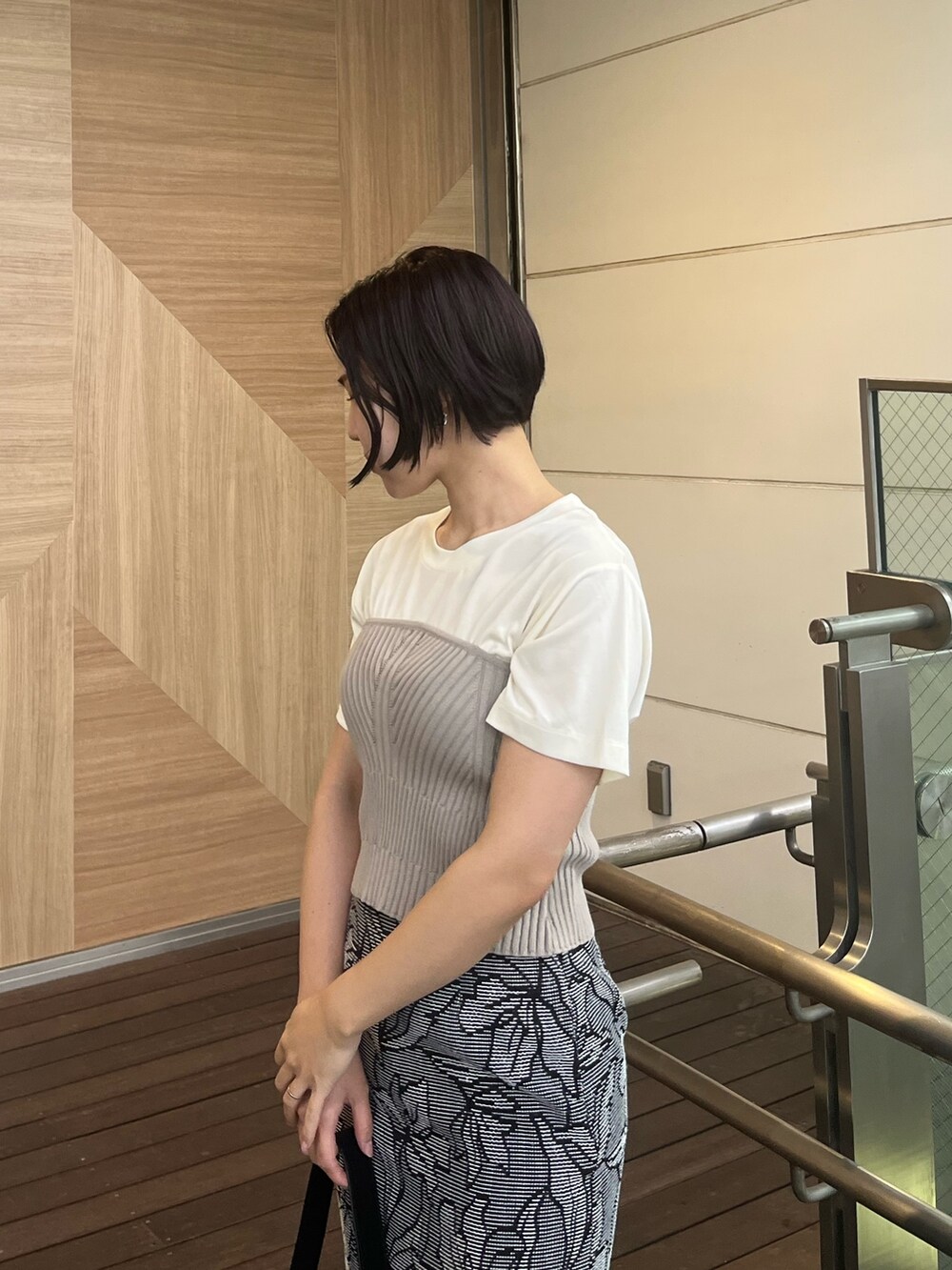 ブラック系のハンドバッグ、ブラック系のサンダル、ブラック系のスカートを着用したレディースの春コーディネートの4枚目の写真